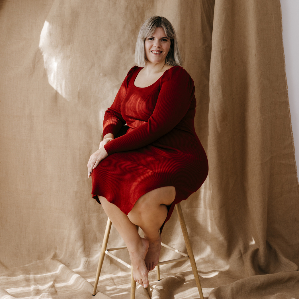 Wybieramy sukienki dla puszystych z dużym brzuchem. Z naszą pomocą znajdziesz idealny model plus size